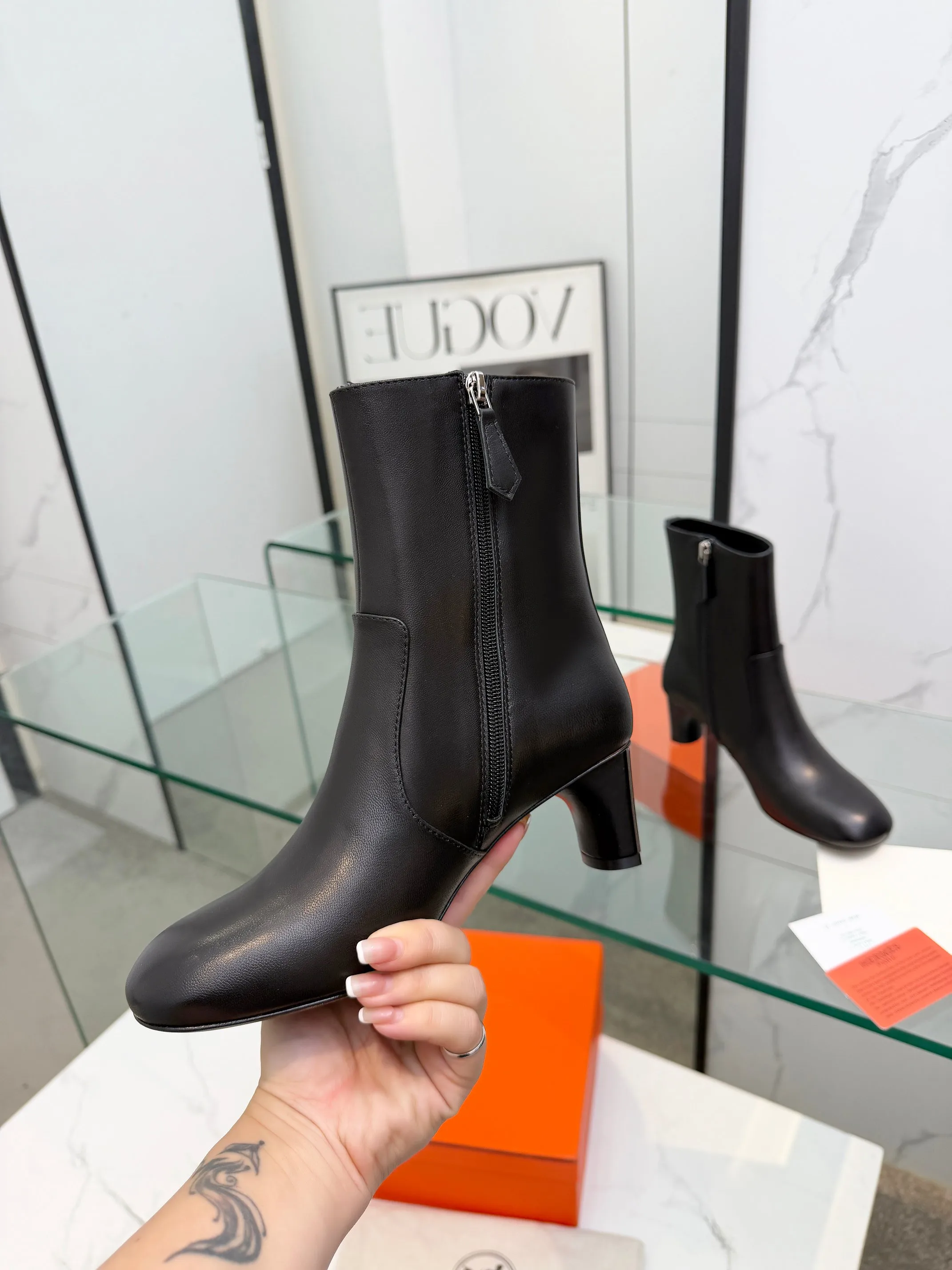 👟👟Ex-factory price 800👟👟 Top version purchasing agent Hermes 2025 autumn and winter new Lisa thick heel side zipper and naked women's short boots H family letter logo high heel round toe Martin knight boots Material: imported calfskin upper + water-dyed sheepskin lining + Italian genuine leather outsole Heel height: 5.5CM Size: Women’s size 35-41 (40.41 customized, non-refundable)
